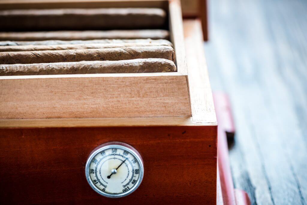 HOW TO USE A CIGAR HUMIDOR